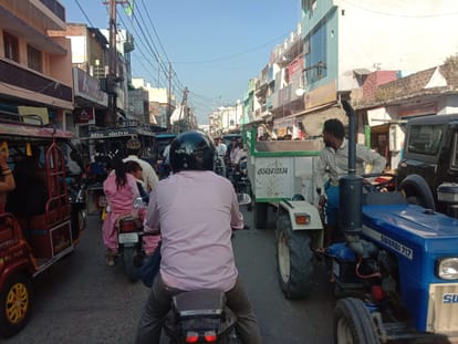 Pilibhit News: पूरनपुर में स्टेशन और बाजार रोड पर लगा कई बार जाम There were several jams at the station and market road in Puranpur.