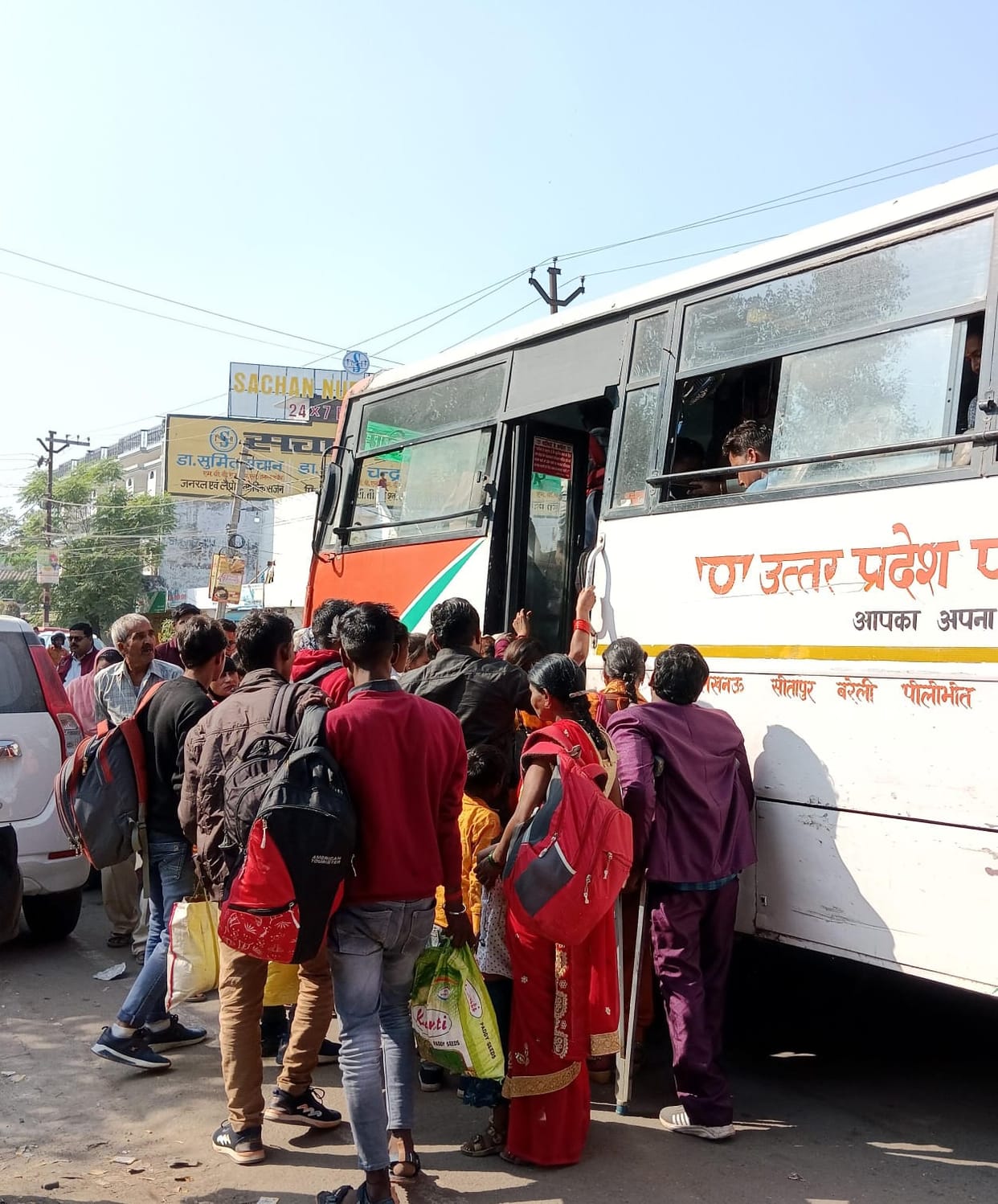 Even on the second day of Bhaiya Dooj, buses and trains remained full, had to travel standing.