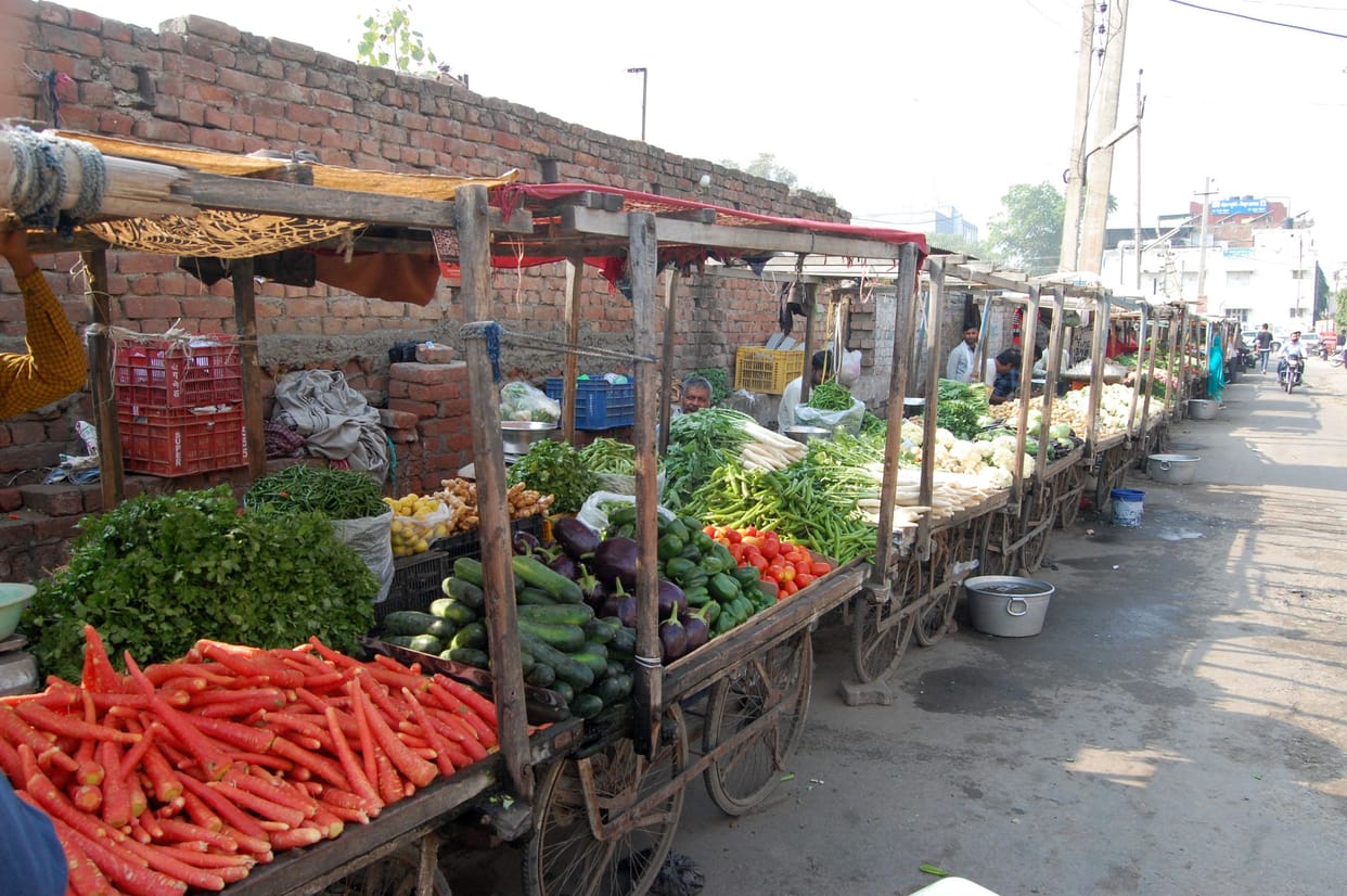 Cabbage is being sold at Rs 4 per kg in farmer's market, customers are paying Rs 30