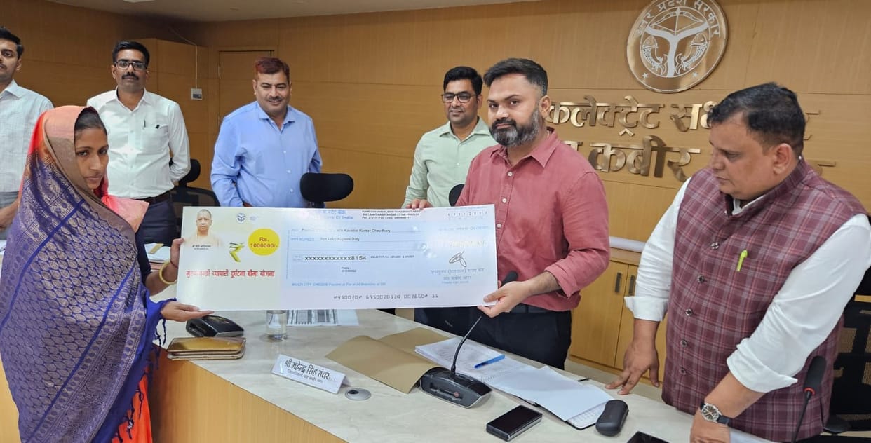 Check of Rs 10 lakh given to the wife of the late brick businessman