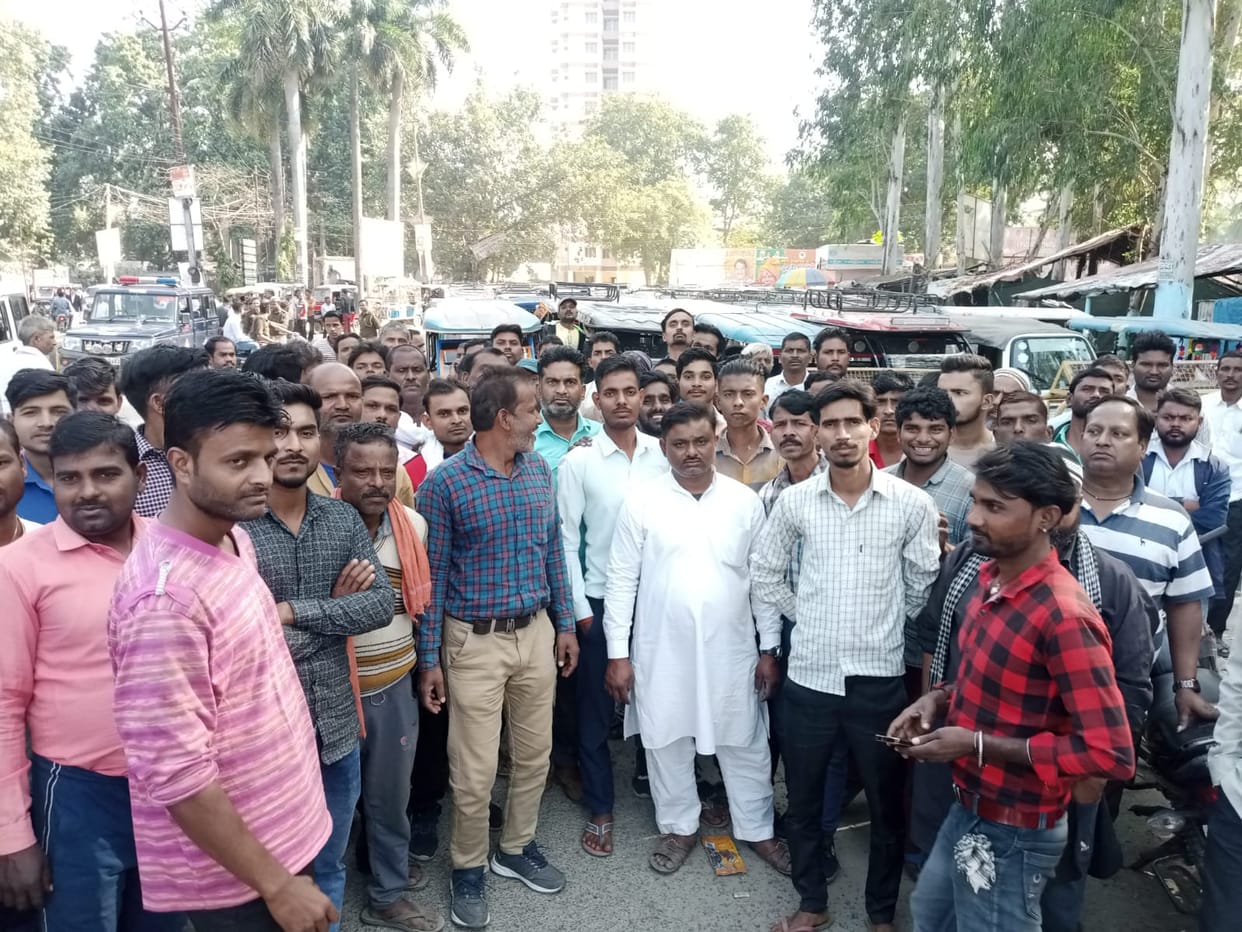 E-rickshaw operator and administration face to face, attempt to block the highway
