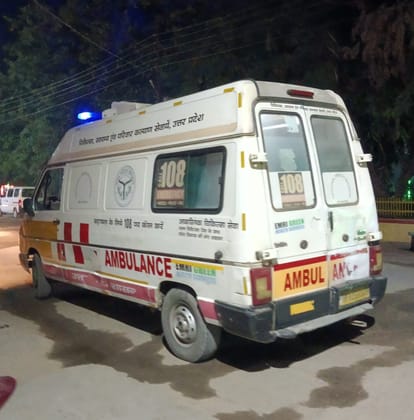 Ambulance workers are increasing the number of patients by registering fake names and mobile numbers.