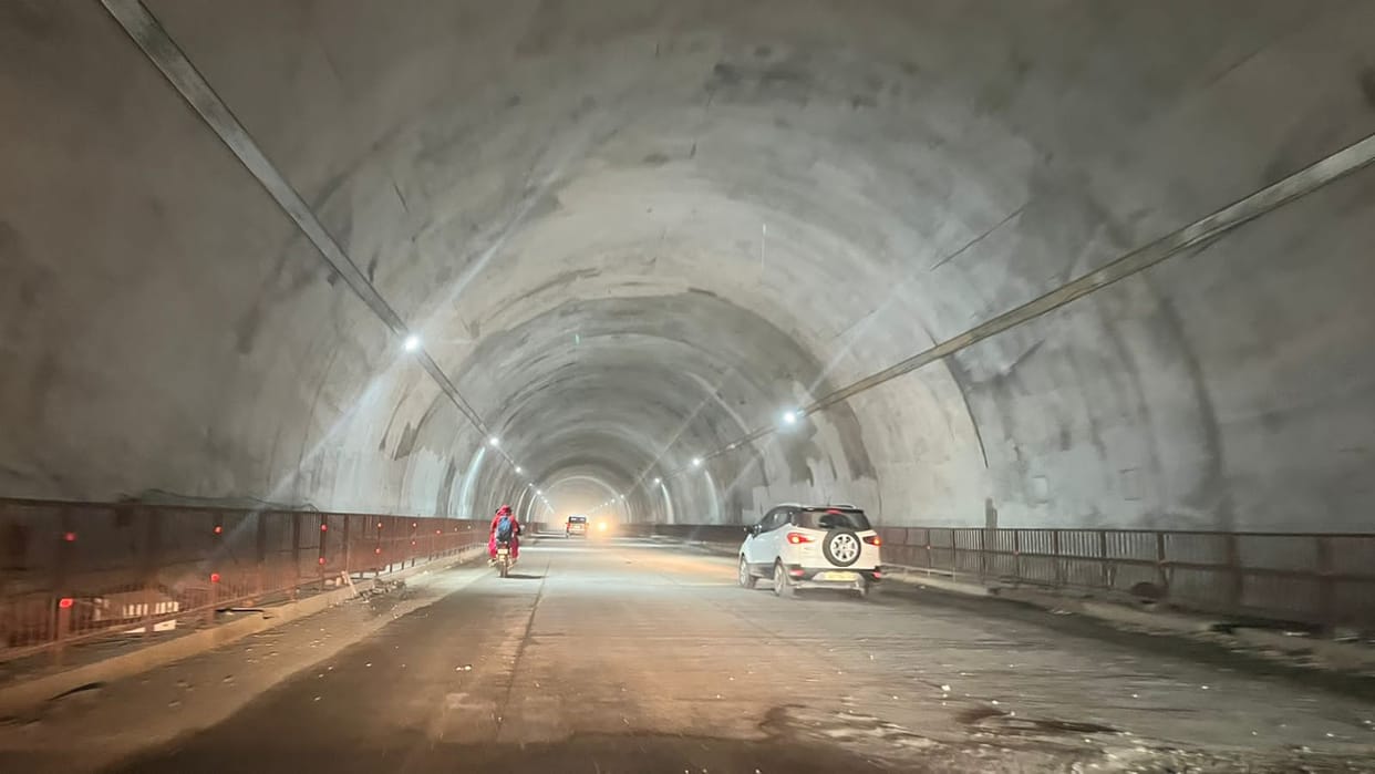 The second tunnel of the expressway is ready, vehicles are moving fast.