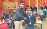 चंबा में पैरा स्पोर्ट्स ऐथलेटिक्स प्रतियोगिता में विजेता रहे खिलाड़ी को सम्मानित करते विशिष्ट 