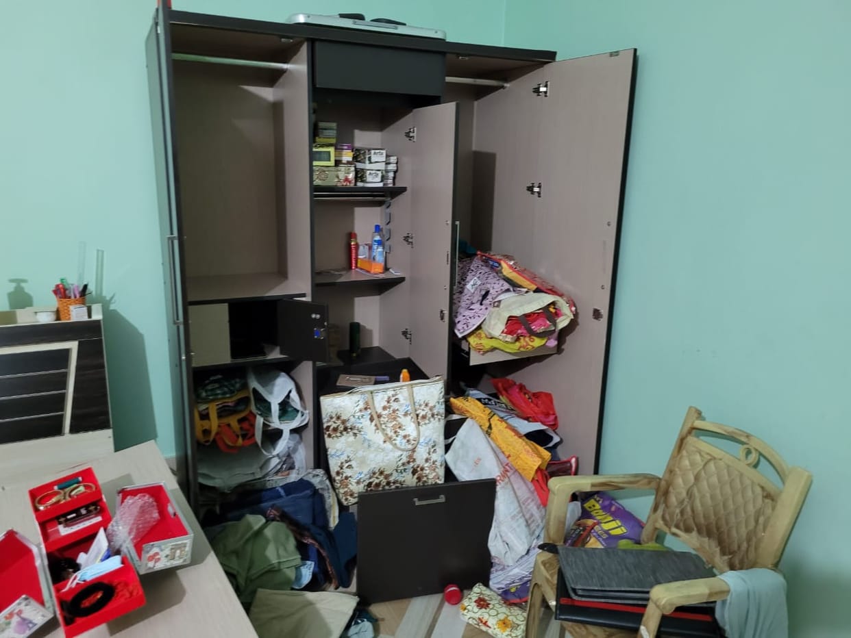 Thieves took away goods worth lakhs from three houses in one night