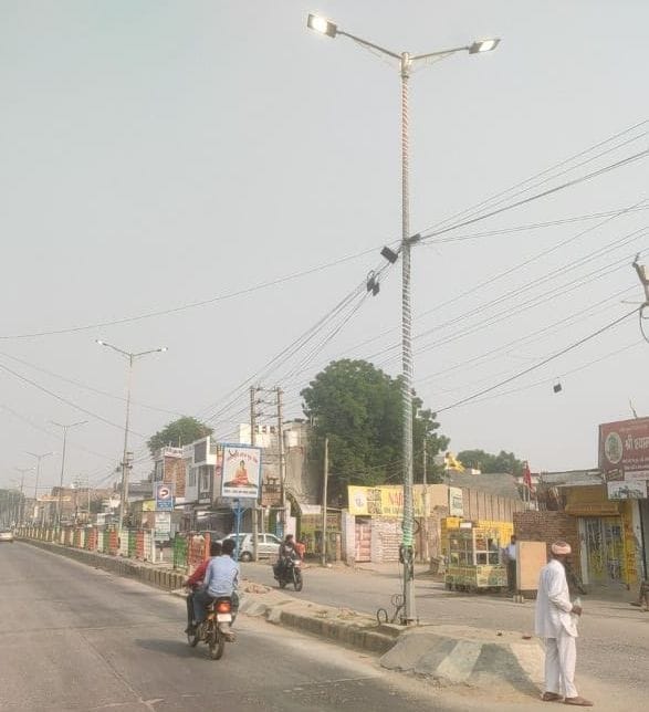 Municipal council forgot to switch off street lights and tricolor lights during the day