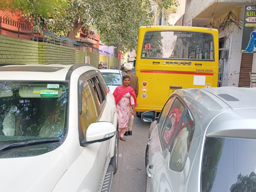 Jam occurs due to arrival of big vehicles in narrow market
