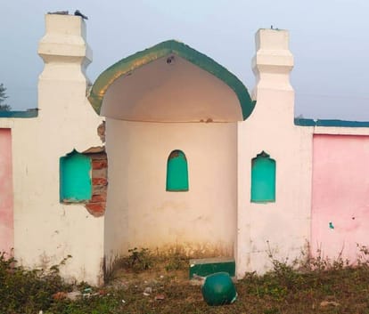 Khurafatis in Rudayan now broke the dome of Eidgah