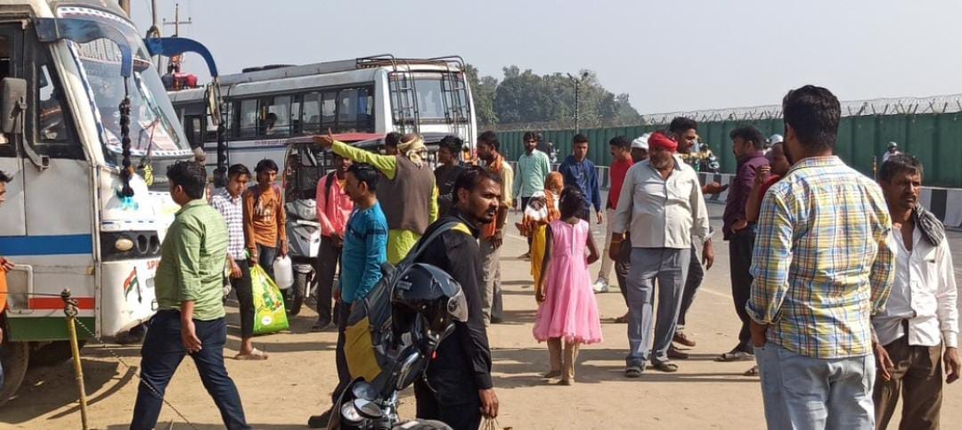 Crowd gathered to go to Bihar, buses fell short