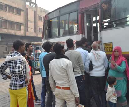 रोडवेज बस स्टैंड पर बस में बैठने के लिए लगी यात्रियों की भीड़