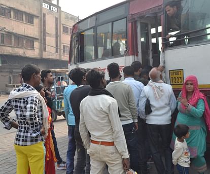Hathras News: 71 हजार से अधिक ने यात्रियों ने किया रोडवेज बसों में सफर, रेलवे ने भी की खूब कमाई More than 71 thousand passengers traveled in roadways buses