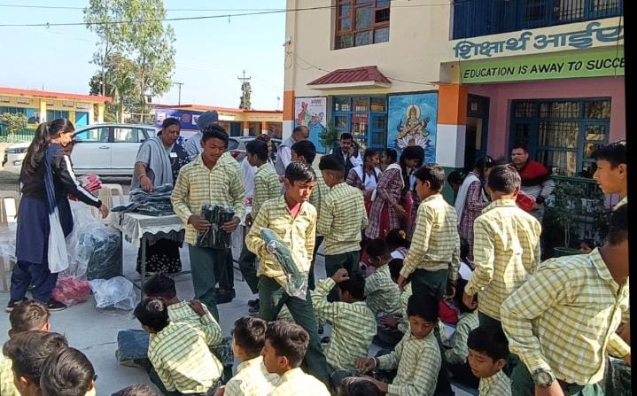 roatary distributed swetar to 125 children of bahral school