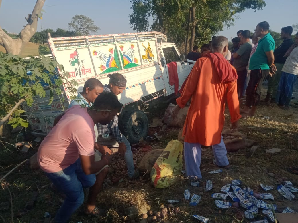 40 boxes of liquor being carried hidden among potatoes and onions in pickup recovered