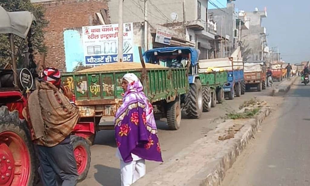 Jam on bypass due to increase in arrival of paddy in the market