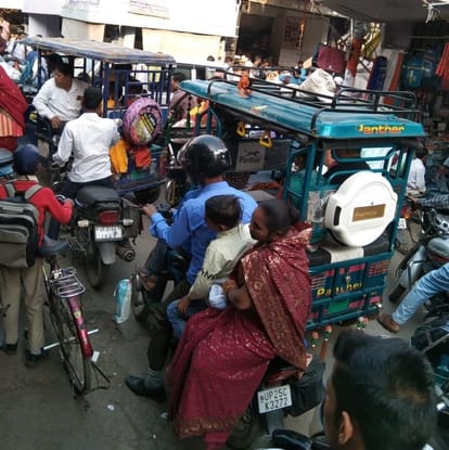 Traffic system in Tilhar breaks down, jam on main roads
