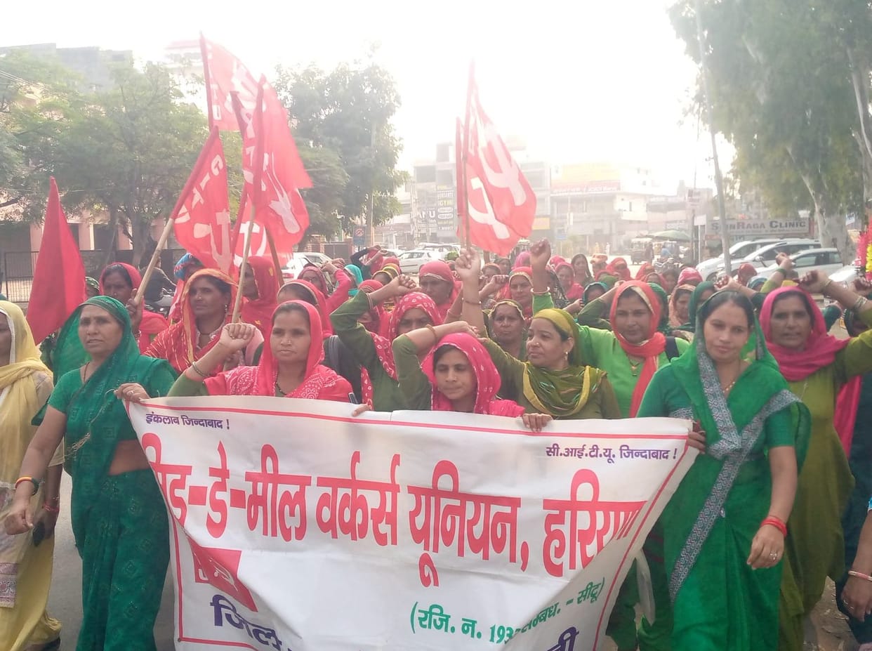 Mid day meal workers demonstrated at the Deputy Commissioner's office