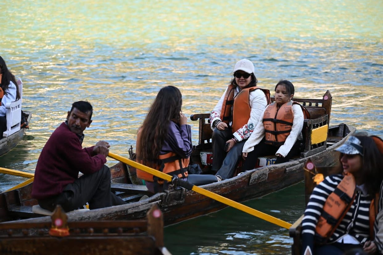 Dhoni's wife Sakshi went sailing with her daughter.