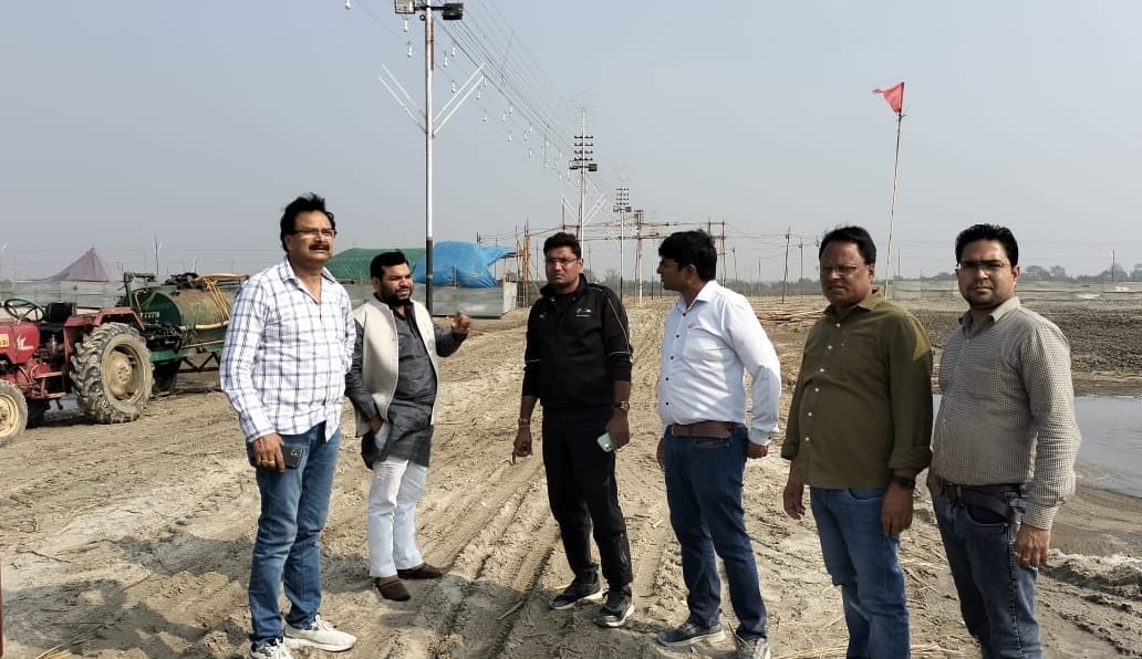 The struggle to remove the water filled in the middle of the Ganga bathing fair site continues.