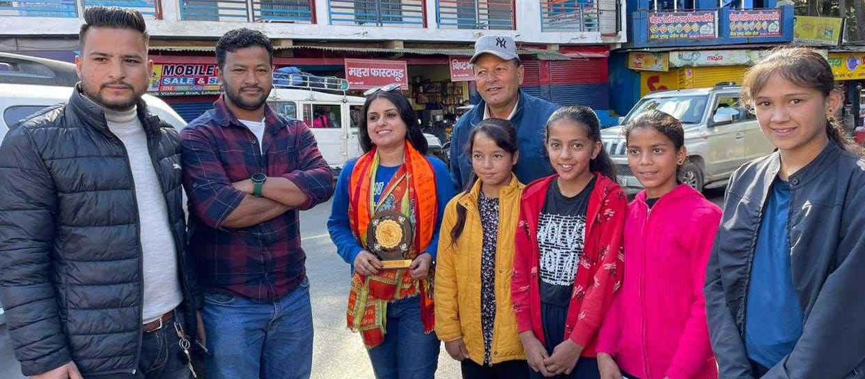 Welcome of Bollywood singer Mona Bhatt who reached Lohaghat