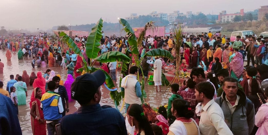 Wish for happiness and prosperity by offering water to the setting sun.