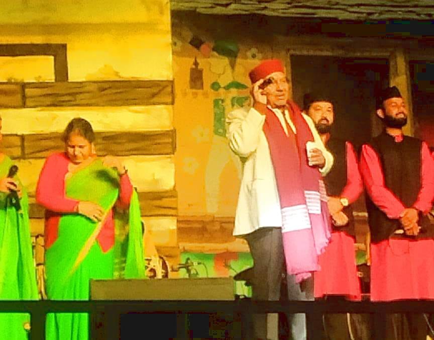 The evening started with Jai Badri Kedarnath Gangotri Jai Jai...