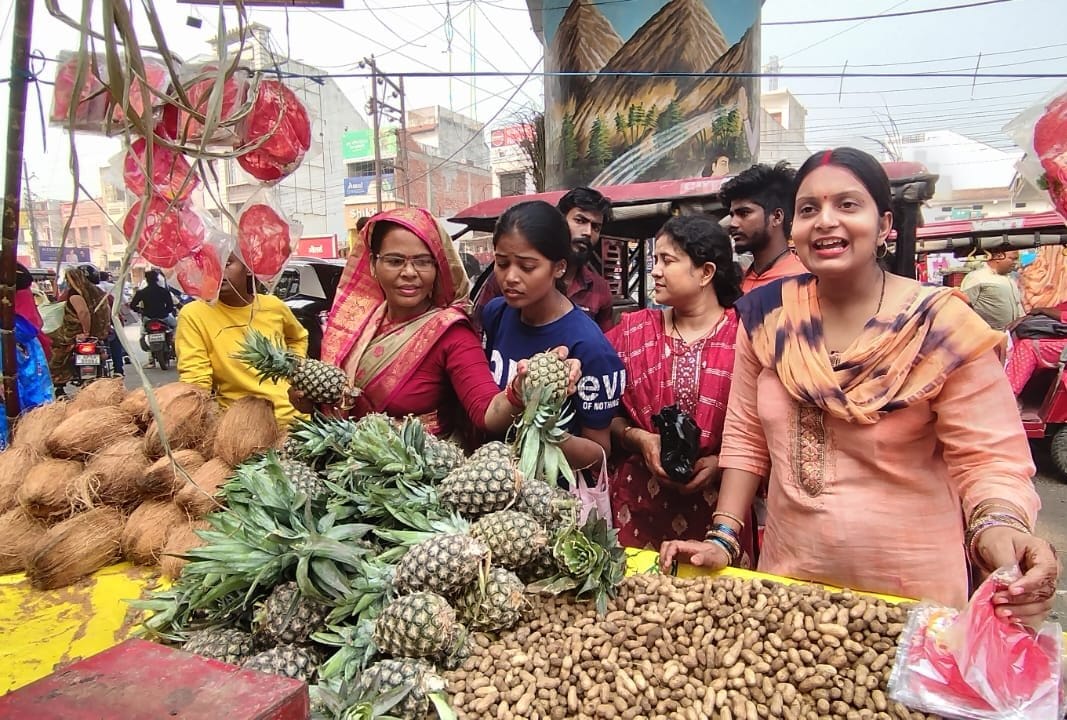 Crowd gathered in the city for Chhath festival, women busy in shopping
