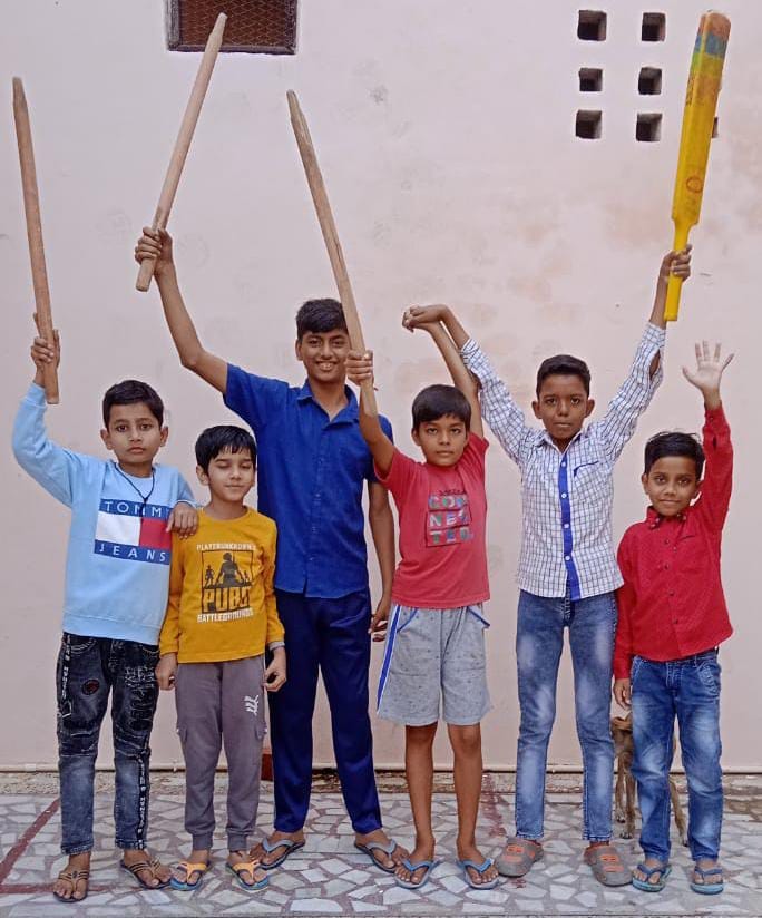 People cheered the great match between India and Australia