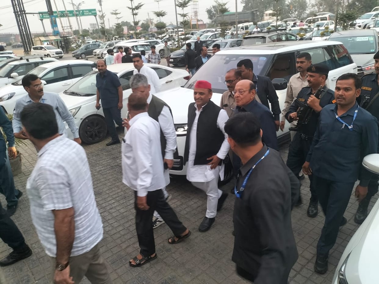 While returning from Jind, Akhilesh Yadav and Shankar Singh Vaghela stopped in Rohtak
