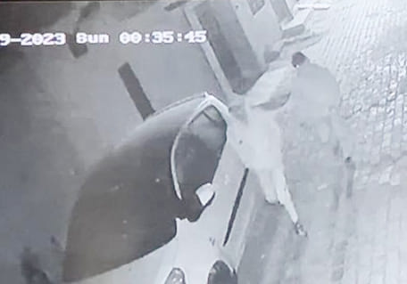 Broke the lock of the house and stole 230 grams of gold jewelery and cash