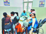 मेडिकल कालेज के ईएनटी विभाग में कान की जांच करते डॉ प्रदीप कुमार गुप्ता