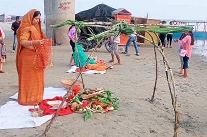 Budaun News: अस्त होते सूर्य को अर्घ्य देकर सुहागिनों ने की छठ मैया की पूजा Married women worshiped Chhath Maiya by offering Arghya to the setting sun.