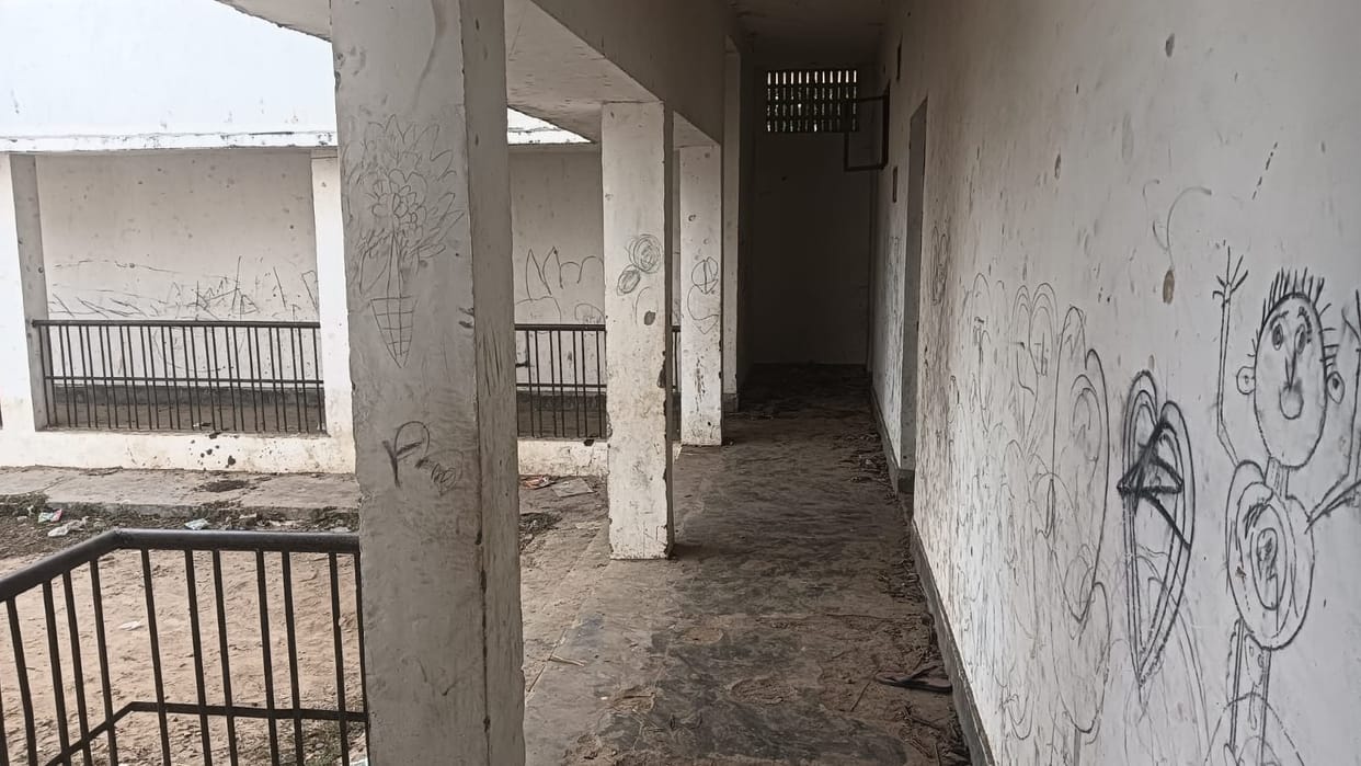 Hostels dilapidated in Kalakankar, students left their rooms