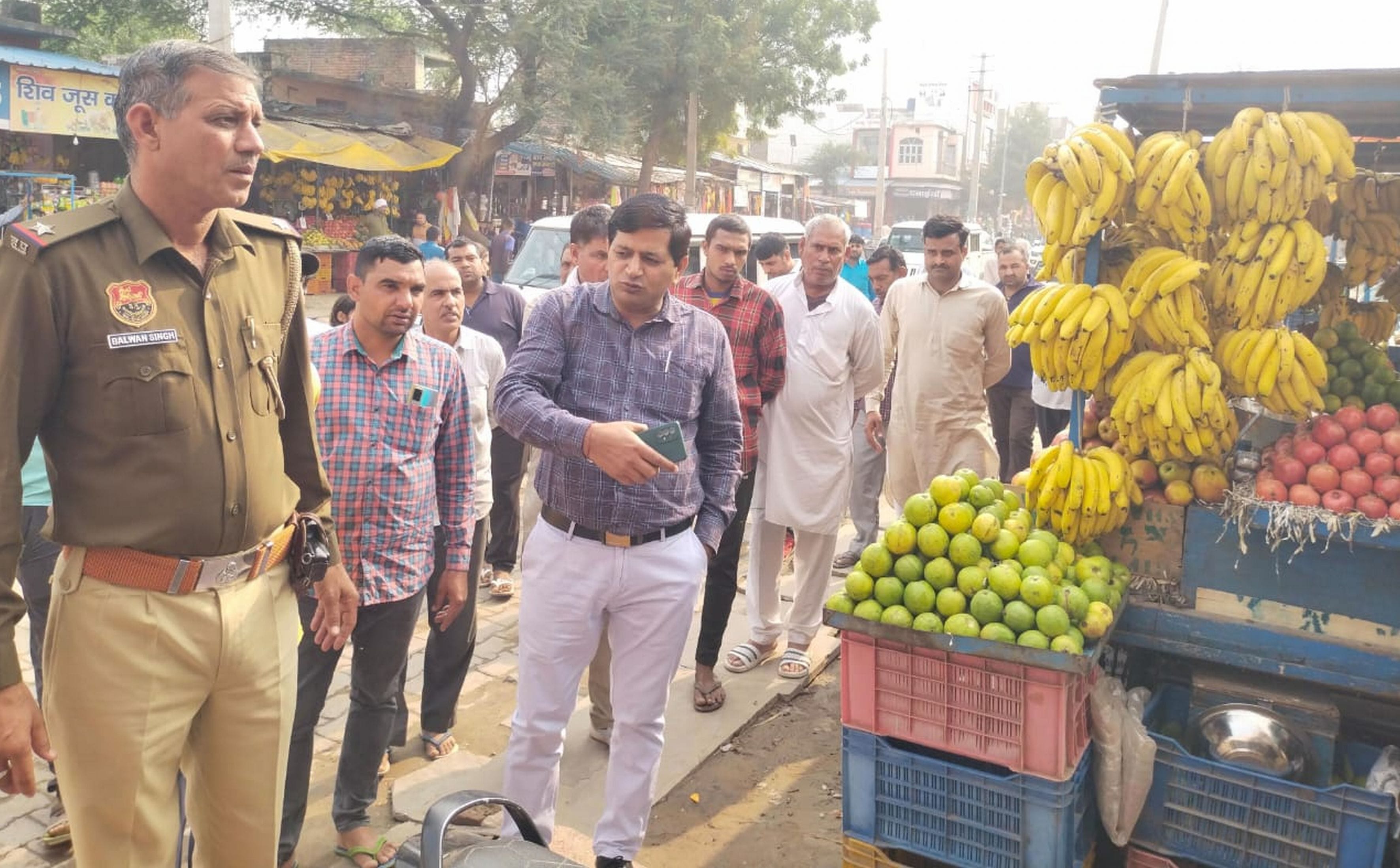 SDM went on foot to the market to take stock of encroachment