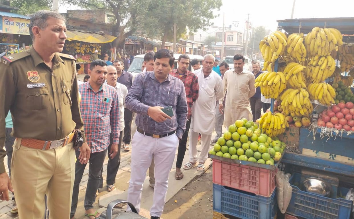 SDM went on foot to the market to take stock of encroachment