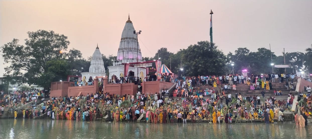 Chhath festival: Devotees gathered on the banks of ponds and rivers, offered Arghya to the setting sun.