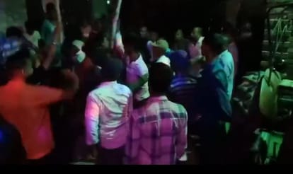 पिपराइच में हाथ में डंडा लिए मारपीट करते दोनों पक्षों के लोग।