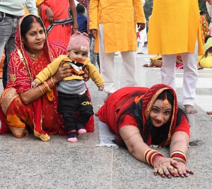 पुत्र का मन्नत पूरा होने के बाद गंगेज चौराहे पर रहने वाली पूजा वर्मा गोरखनाथ मंदिर में लेट कर छ
