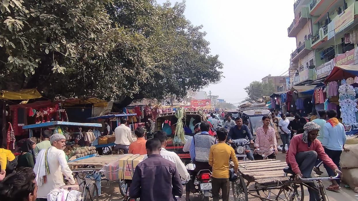 The city continued to struggle with traffic jams, people remained troubled.
