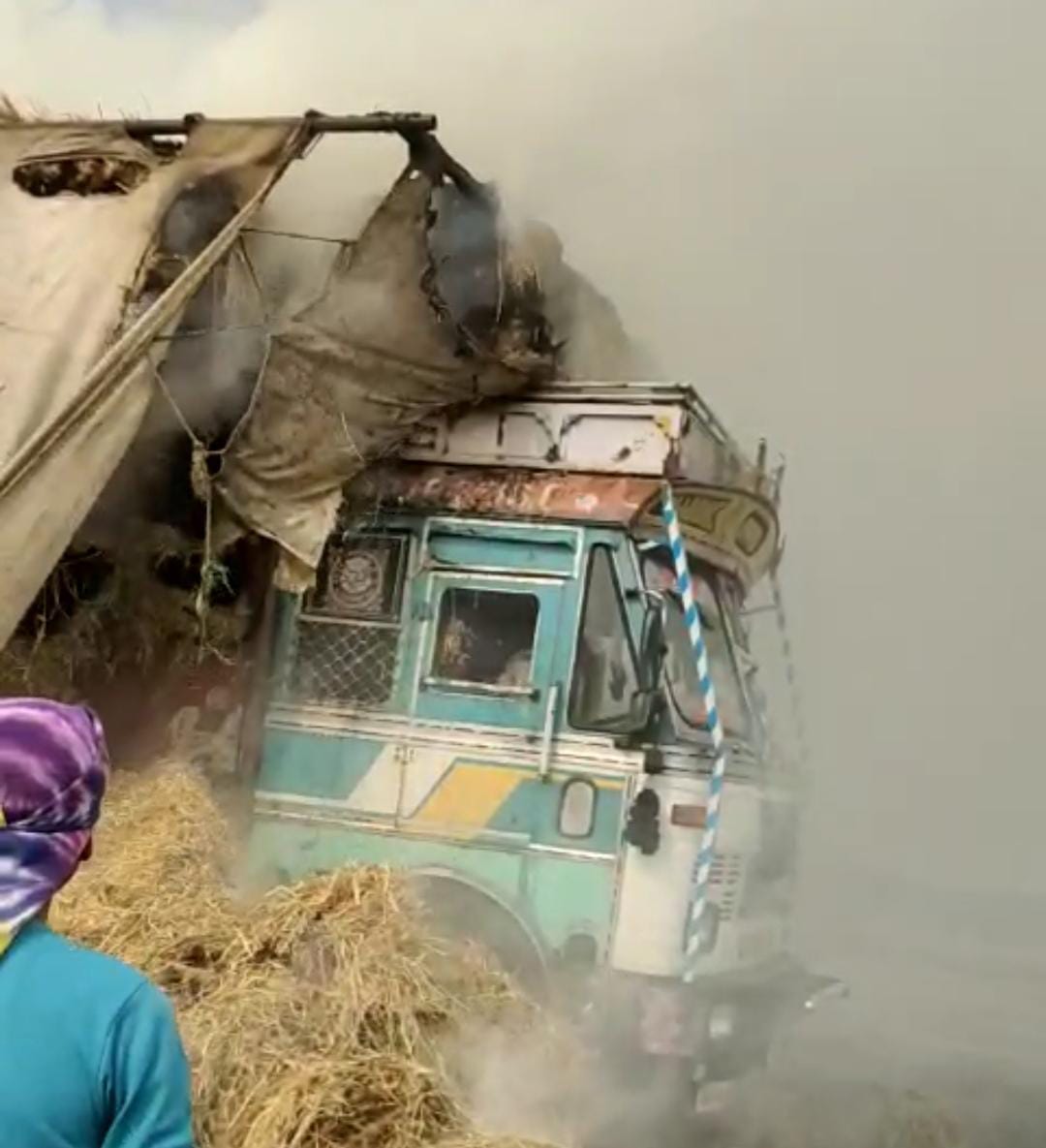 Fire broke out in a truck filled with wheat flour, farmers controlled it with great effort