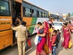 बस स्टेशन पर बस में चढ़ने के लिए खड़े यात्री।संवाद