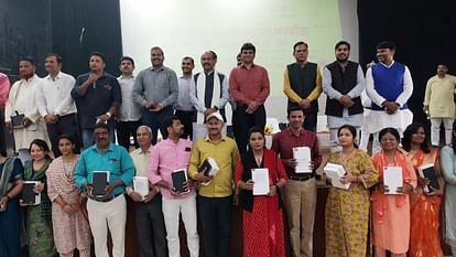 Basti News: सांसद ने परिषदीय विद्यालयों के लिए वितरित किए टैबलेट Tablets distributed to council schools