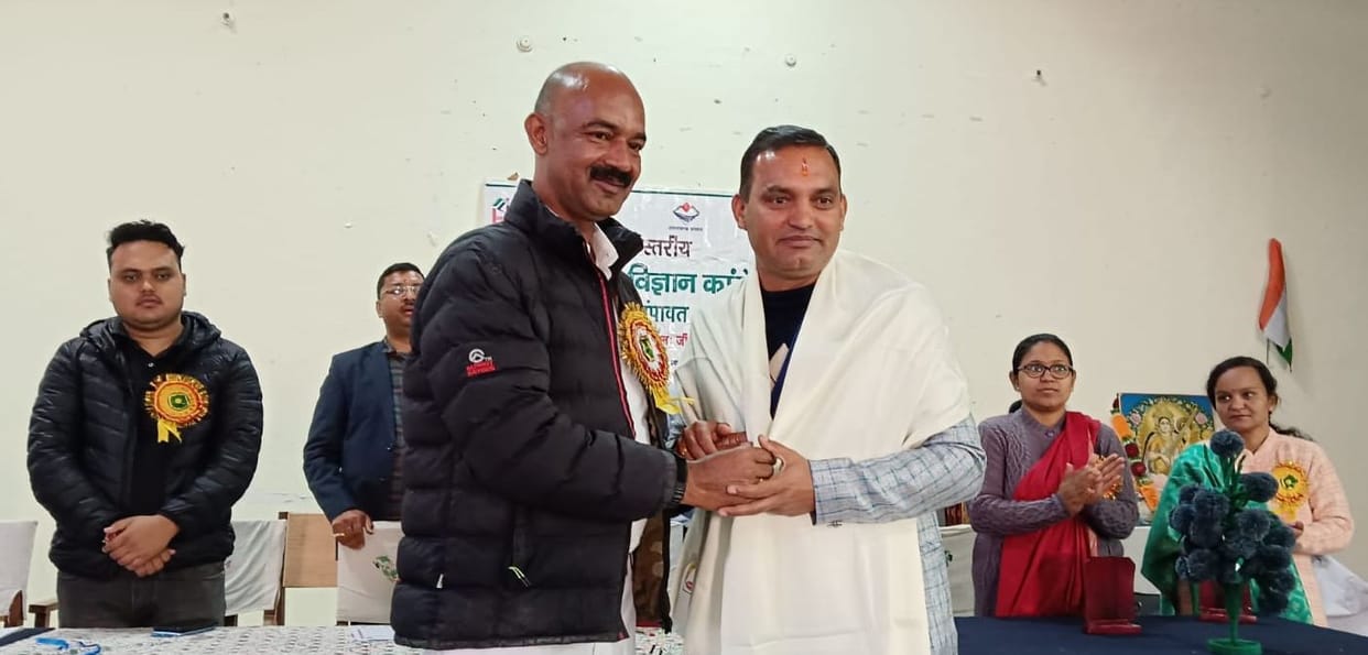 Three teachers who promoted science popularization honored
