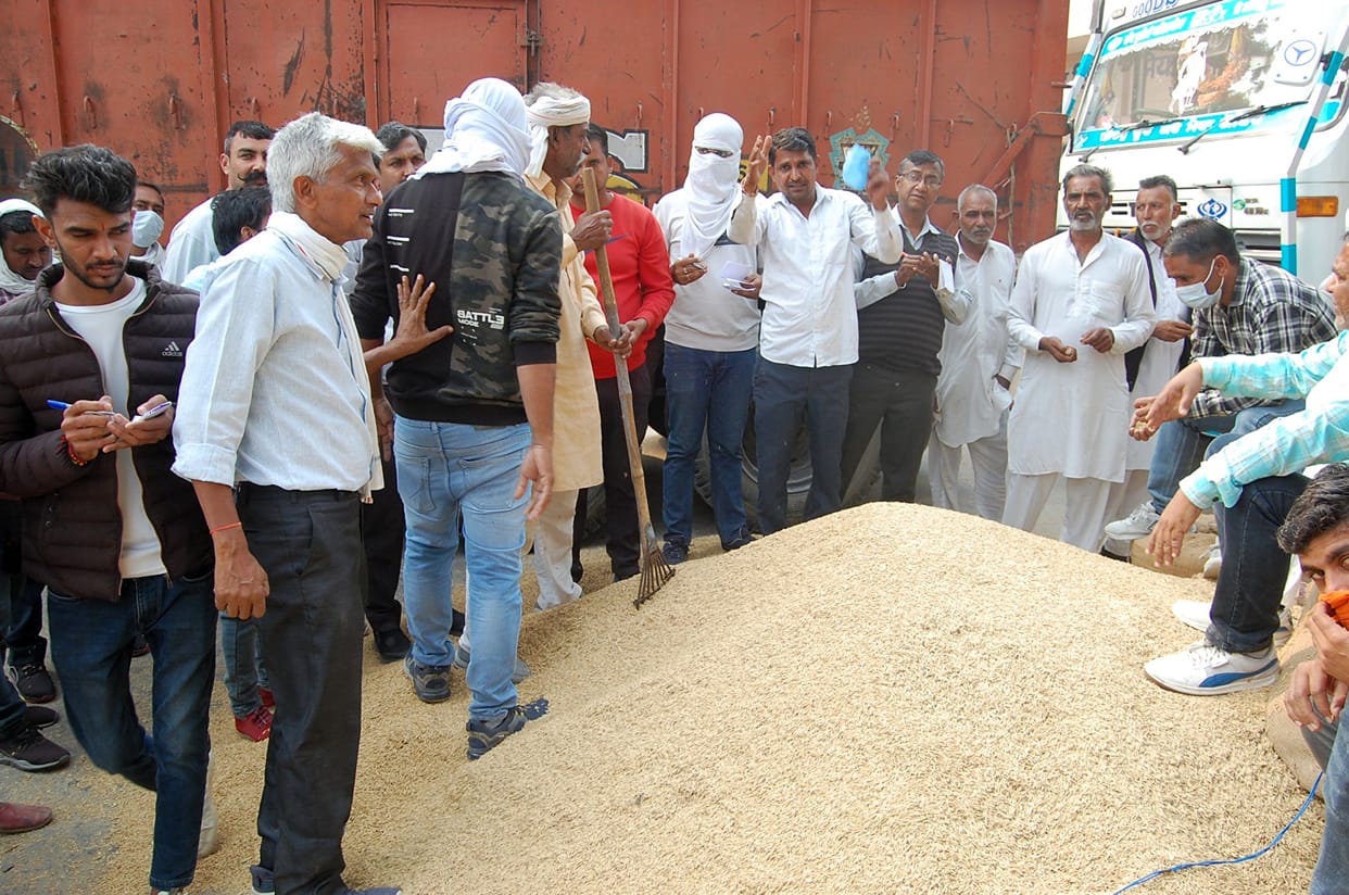 Farmers dissatisfied with government's decision, demand to extend the date