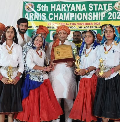 गांव रईया में आयोजित प्रतियोगिता में खिलाडियों को सम्मानित करते मुख्यातिथि। संवाद