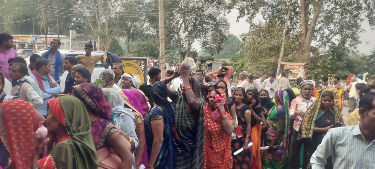 Fertilizer arrived after six days, long queue of farmers