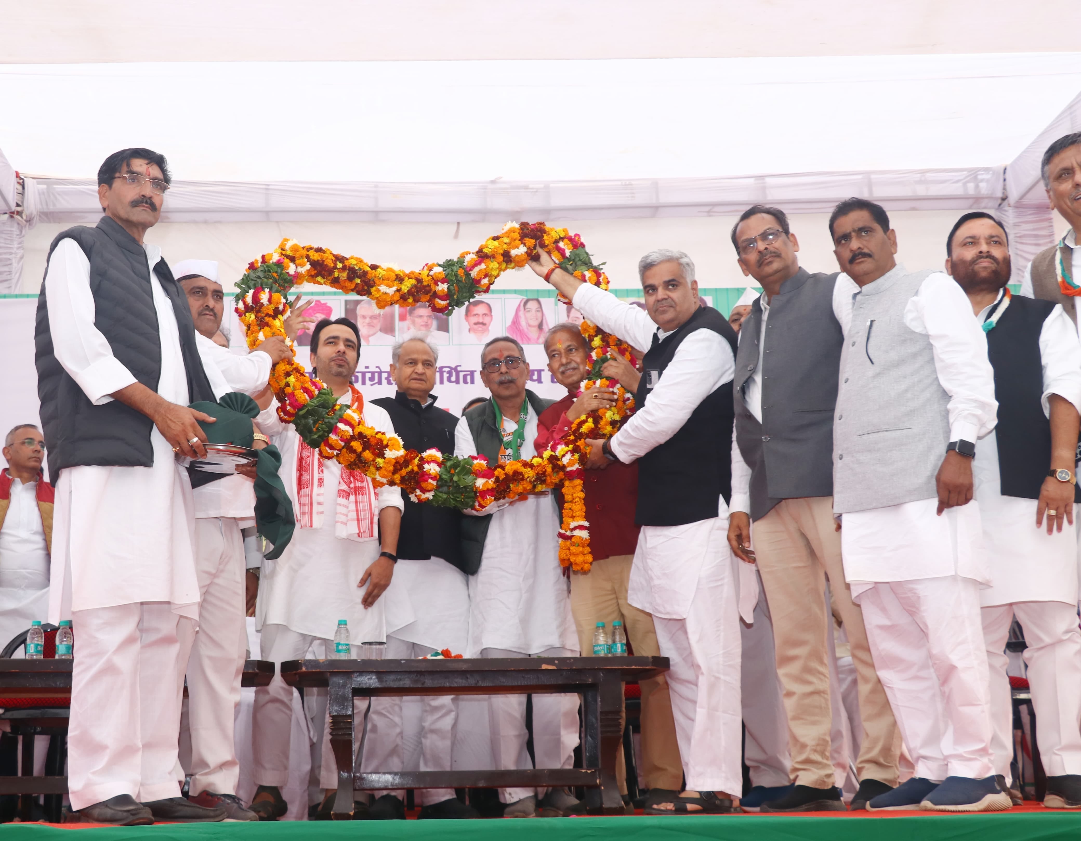 मुख्यमंत्री अशोक गहलोत और रालोद अध्यक्ष जयंत का स्वागत करते पार्टी के नेता 