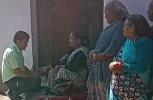 The hospital team reached home and examined the health of the parents.