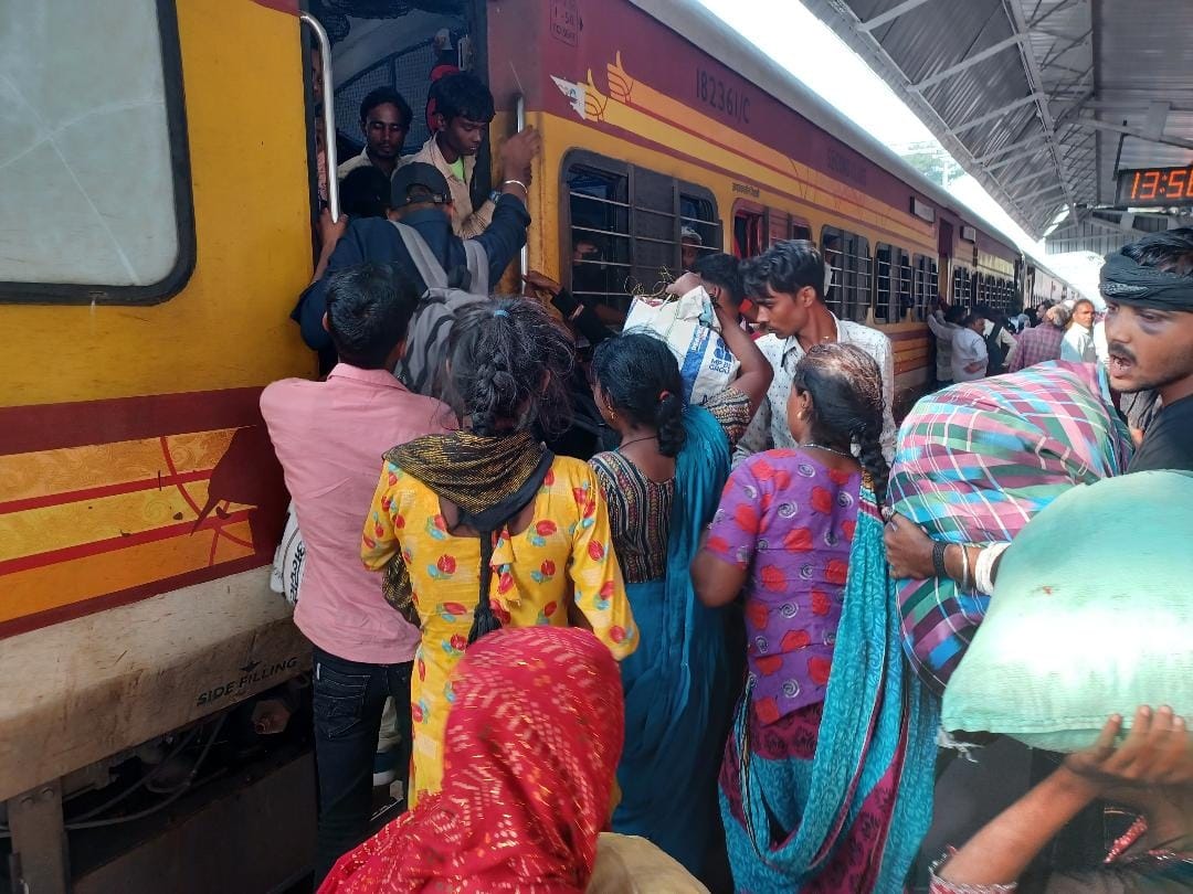 Couldn't find a place in the train, jostle for a seat in the bus
