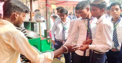 Children prepared delicious dishes in the children's fair.