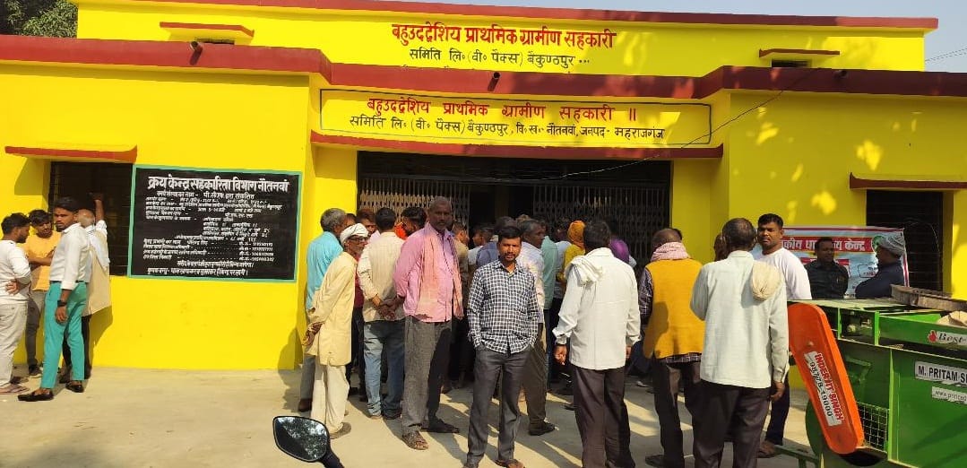 Crowd of farmers gathered on arrival of DAP and urea